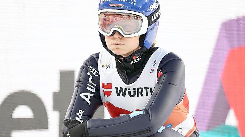 Wird in Peking nicht dabei sein: Skisprung-Olympiasiegerin Carina Vogt. Foto: Daniel Karmann/dpa