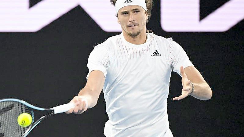 Der Tennisprofi Alexander Zverev bezwingt im deutschen Duell in der ersten Runde bei den Australian Open Daniel Altmaier. Foto: Dave Hunt/AAP/dpa