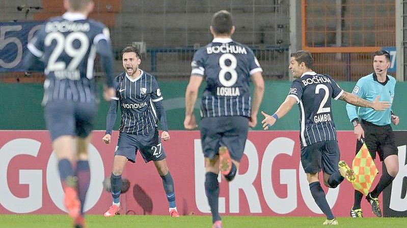 Die Spieler vom VfL Bochum feiern das Tor zum 2:1 gegen den FSV Mainz 05. Foto: David Inderlied/dpa