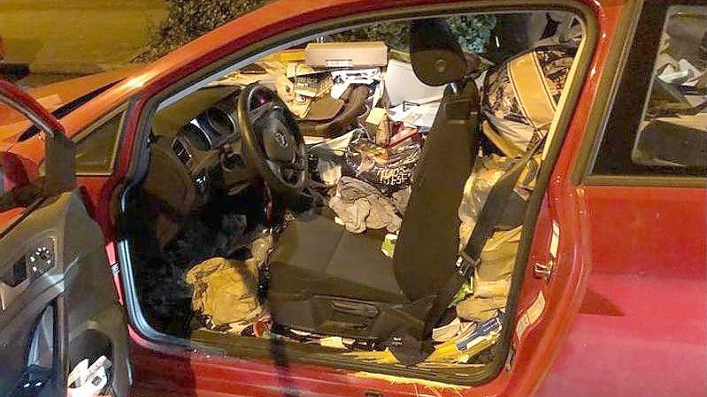 Das Auto war so vollgemüllt, dass der Fahrer kaum noch Platz zum sicheren Steuern hatte. Foto: Polizei Essen/dpa