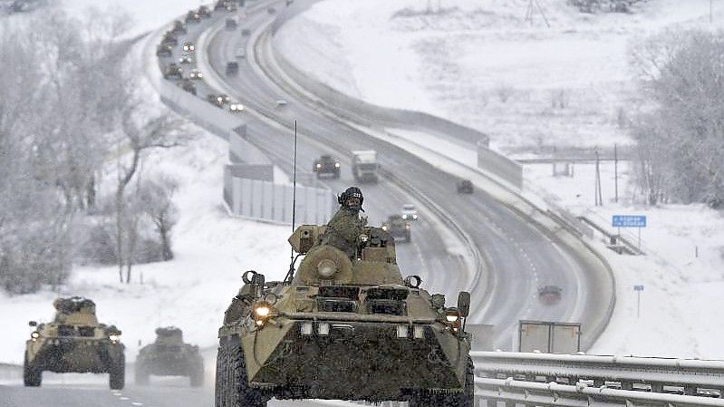 Ein Konvoi russischer gepanzerter Fahrzeuge bewegt sich auf einer Autobahn auf der Krim. Foto: Uncredited/AP/dpa