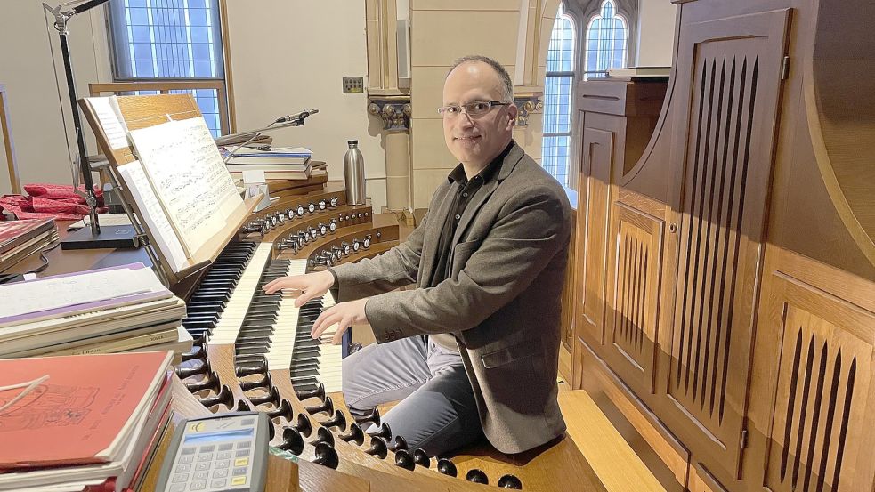 Kirchenmusiker Carlos Reigadas kurz vor dem Beginn seines ersten Orgelkonzertes in Friesoythe. Foto: Stix