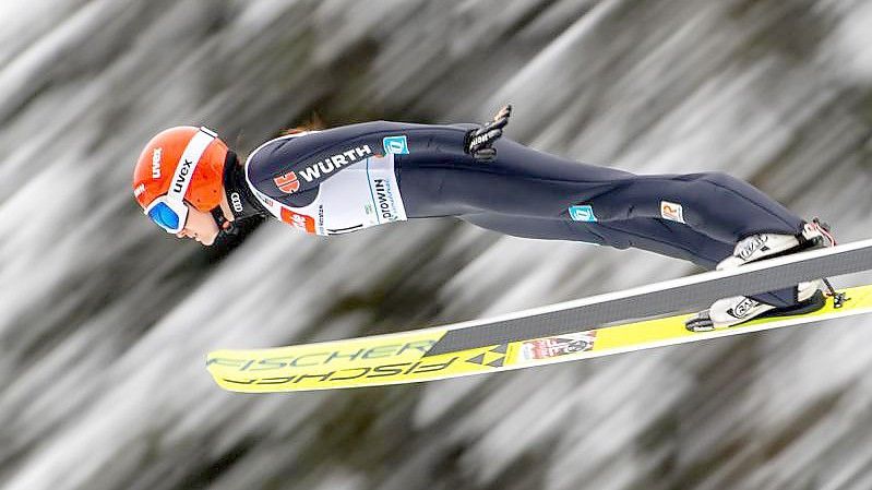 Skispringerin Selina Freitag ist beim Weltcup in Willingen heftig gestürzt. Foto: Hendrik Schmidt/dpa-Zentralbild/dpa