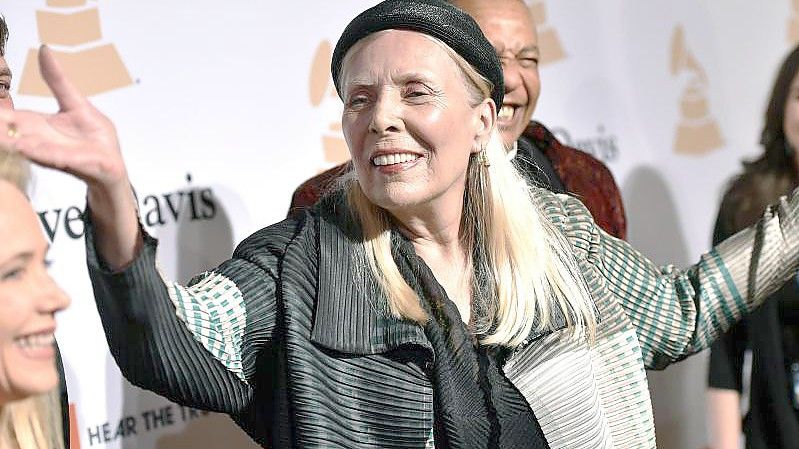 Joni Mitchell bei der Clive Davis Pre-Grammy Gala 2015. Die Sängerin zieht ihre Musik von Spotify ab. Foto: John Shearer/Invision/dpa