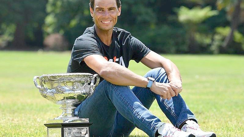 Rafael Nadal posiert für ein Bild mit dem Norman Brookes Challenge Cup in Melbourne. Foto: Joel Carrett/AAP/dpa