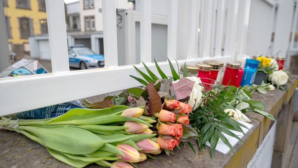 Nach dem Mord an zwei Polizisten in Kusel in Rheinland-Pfalz wird über ein schärferes Waffenrecht diskutiert Foto: Harald Tittel/dpa