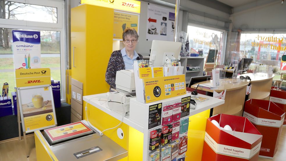 Marlies Meiners-Hagen bietet an der neuen Theke die Angebote der Deutschen Post an. Foto: Passmann