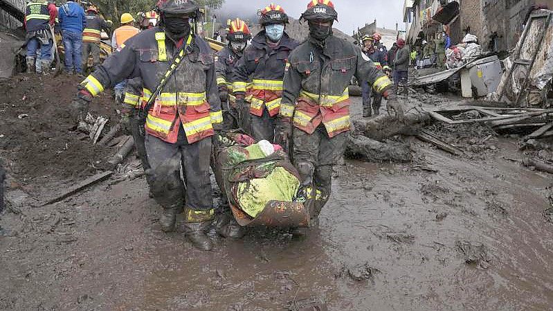 Rettungskräfte im Einsatz in Quito. Bei einem Erdrutsch in Ecuadors Hauptstadt sind mindestens 16 Menschen ums Leben gekommen. Foto: Dolores Ochoa/AP/dpa