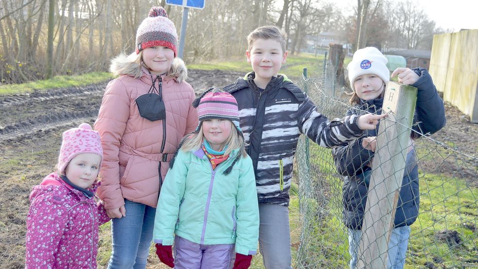 Einige der erfolgreichen Teilnehmer der Schnitzeljagd in der Ortschaft Bockhorst: Carolin Koop (von links), Anna-Sophie Koop, Julia Koop, Tammo Wellens und Hanna Ortmann (alle aus Bockhorst) haben gerade wieder einen Buchstaben für das Lösungswort gefunden. Foto: Weers