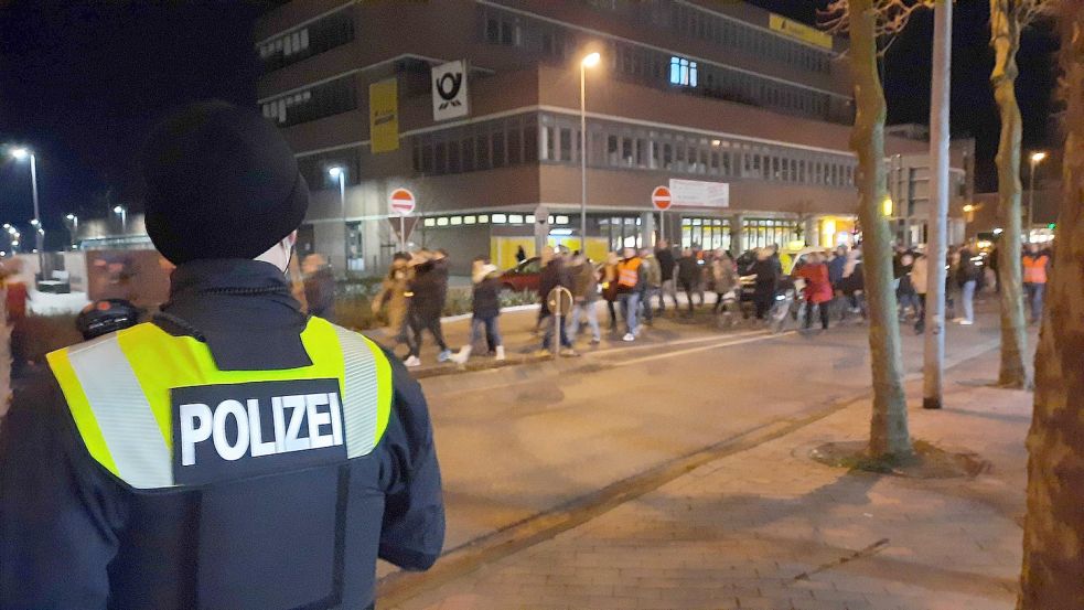 400 Spaziergänger waren am Montag in Leer unterwegs. Bevor sich die Spaziergänger trafen, war eine andere Kundgebung am Denkmalplatz. Foto: Kierstein