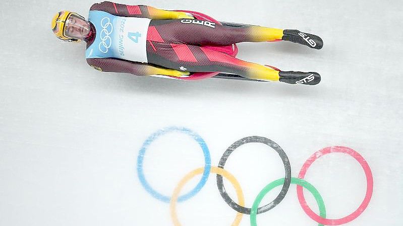 Rodler Johannes Ludwig rast durch den olympischen Eiskanal. Foto: Michael Kappeler/dpa