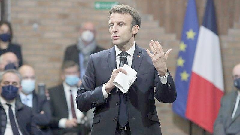 Macron hat vor seinem Besuch in Moskau mit US-Präsident Biden zum Ukraine-Konflikt telefoniert. Foto: Michel Spingler/AP/dpa