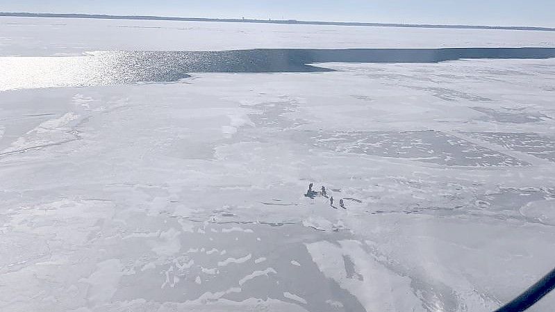 Auf einer Eisscholle gestrandete Menschen auf einem der fünf Großen Seen im Nordosten der USA. Die US-Küstenwache konnte 18 Menschen von der treibenden Eisscholle retten. Foto: United States Coast Guard/dpa