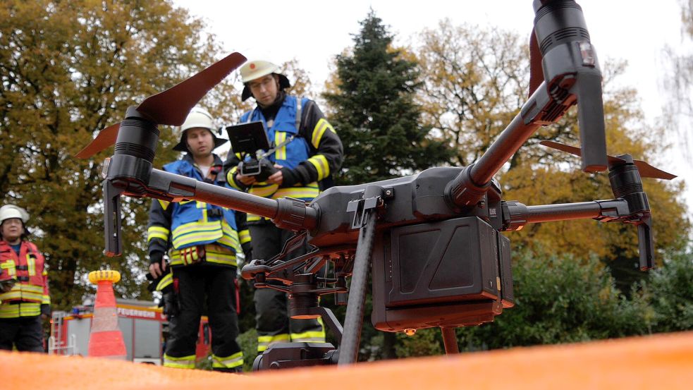 Bei der Suche nach der Vermissten kam auch die Drohnenabteilung aus Wiesmoor zum Einsatz. Das Bild zeigt die Einsatzkräfte bei einer Übung im Jahr 2021. Archivfoto: Mohr