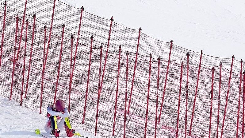 Mikaela Shiffrin aus den USA sitzt nach ihrem Ausscheiden am Streckenrand. Foto: Robert F. Bukaty/AP/dpa