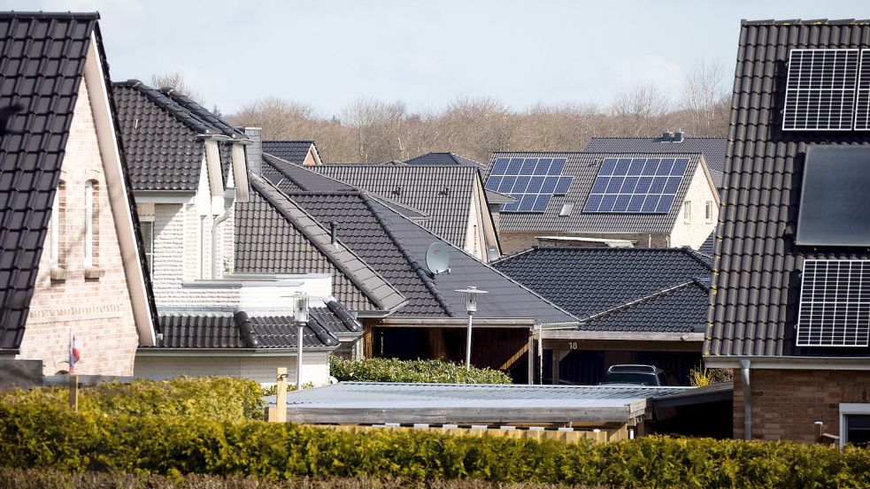 Ostfriesen sind keine klassischen Mieter. Doch ein Eigenheim kostet viel Geld. Foto: Christian Charisius/dpa