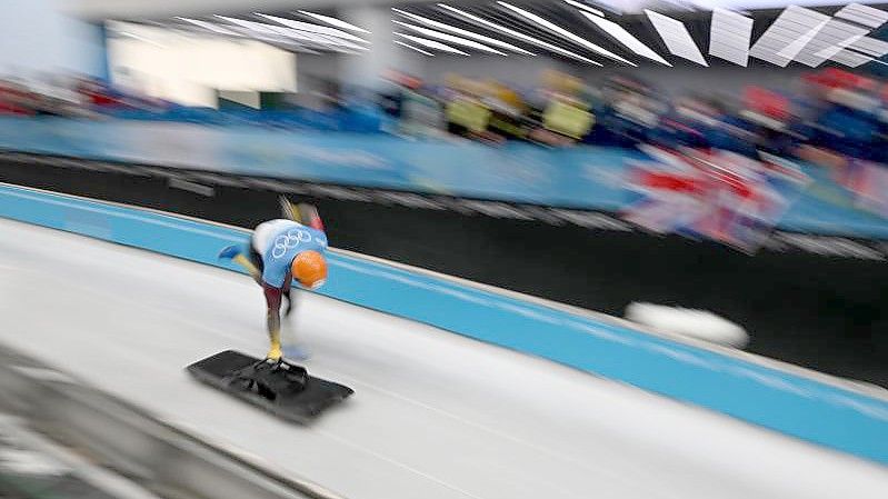 Skeleton-Weltmeister Christopher Grotheer aus Deutschland in Aktion bei den Olympischen Winterspielen in Peking. Foto: Robert Michael/dpa-Zentralbild/dpa