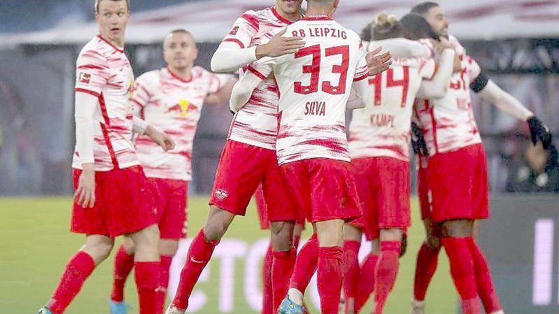 RB Leipzig will mit einem Sieg im direkten Duell am 1. FC Köln vorbeiziehen. Foto: Jan Woitas/dpa-Zentralbild/dpa