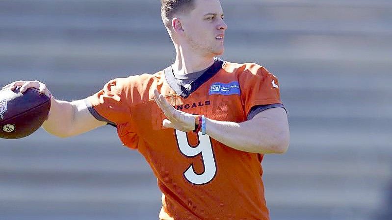 Cincinnati Bengals-Quarterback Joe Burrow wärmt sich während des Trainings auf. Foto: Marcio Jose Sanchez/AP/dpa