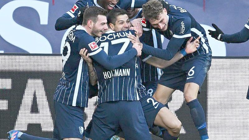 Die Spieler des VfL Bochum feiern den Coup gegen den FC Bayern München. Foto: Bernd Thissen/dpa