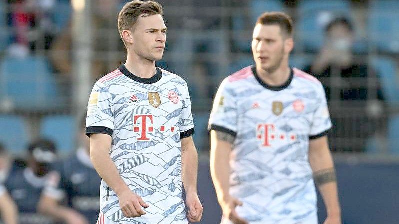 Joshua Kimmich (l) war nach der Niederlage des FC Bayern richtig sauer. Foto: Bernd Thissen/dpa