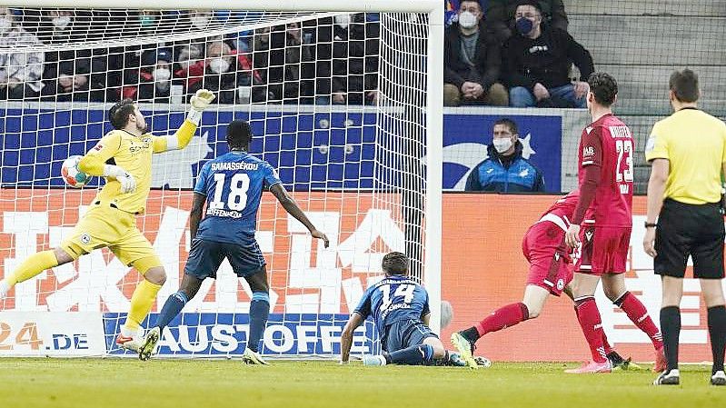 Hoffenheims Torschütze Benjamin Hübner (r) köpft das 1:0. Foto: Uwe Anspach/dpa