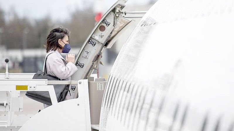 Außenministerin Annalena Baerbock verzichtet bei ihrem Antrittsbesuch in Madrid auf ein Regierungsflugzeug und reist stattdessen per Linienflug. Foto: Fabian Sommer/dpa