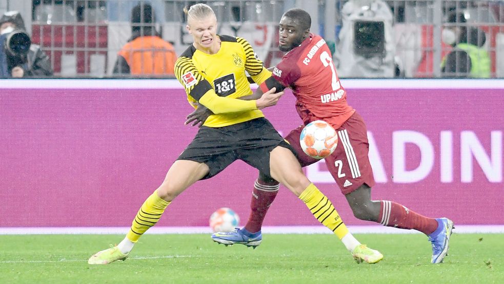 Wird die Meisterschaft in der Bundesliga möglicherweise in Zukunft anders als gewohnt entschieden? Hier ein Zweikampf vom Topspiel zwischen Dortmunds Erling Haaland (links) und Bayerns Dayot Upamecano. Foto: Thissen/DPA