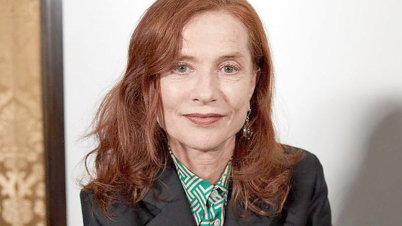 Die französische Schauspielerin Isabelle Huppert erhält den Ehrenbär auf der Berlinale. Foto: Georg Wendt/dpa