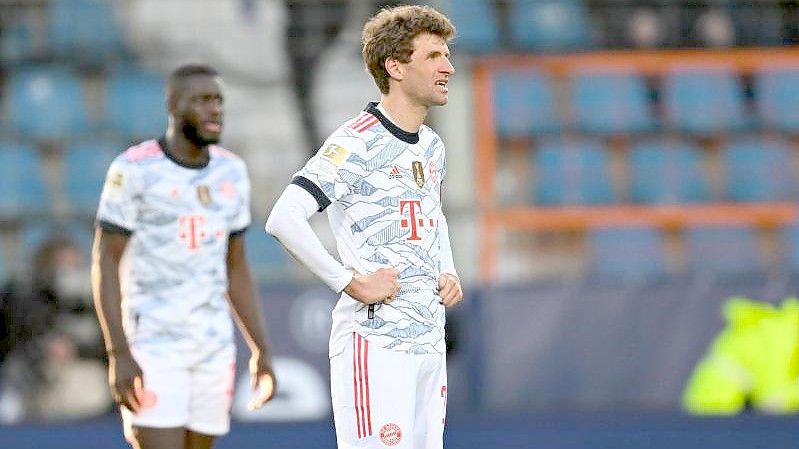 Münchens Thomas Müller (r) setzt gegen RB Salzburg auf eine Reaktion nach der Niederlage in Bochum. Foto: Bernd Thissen/dpa