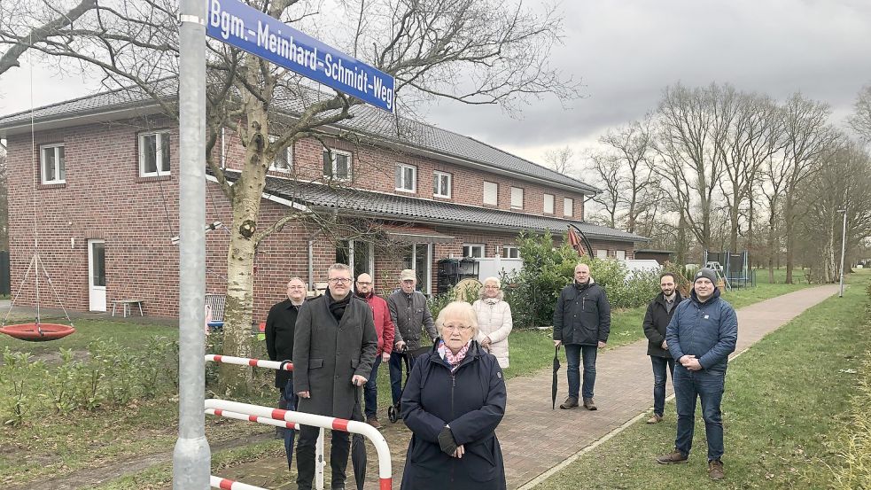 Westoverledingens Bürgermeister Theo Douwes hat gemeinsam mit der Witwe Vera Schmidt den neuen Radweg offiziell eingeweiht. Auch Steenfeldes Ortsbürgermeister Gerhard Wiechers und einige Vertreter des Ortsrates sowie weitere Angehörige von Meinhard Schmidt nahmen an der Enthüllung des Straßennamens teil. Foto: Gemeinde