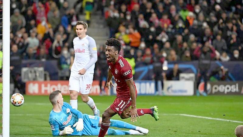 Kingsley Coman (M) trifft kurz vor Spielende für die Münchner in Salzburg zum 1:1. Foto: Sven Hoppe/dpa