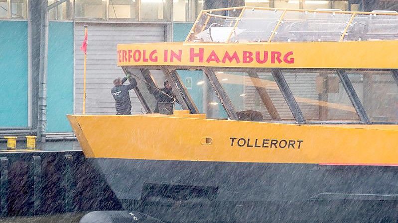 Auf stürmischer Fahrt über die Elbe hat eine große Welle die Frontscheiben der Hamburger Hafenfähre zerschlagen. Foto: Daniel Bockwoldt/dpa/Daniel Bockwoldt