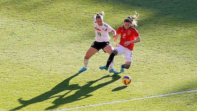 Klara Buhl (l) im Zweikampf mit der Spanierin Ona Batlle. Foto: Zac Goodwin/PA Wire/dpa