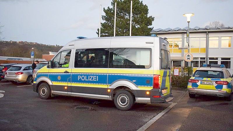 Eine Spielzeugwaffe hat in Obrigheim einen Großeinsatz der Polizei und die Evakuierung einer Schule ausgelöst. Foto: Leonard Buchner/Einsatz-Report24/dpa