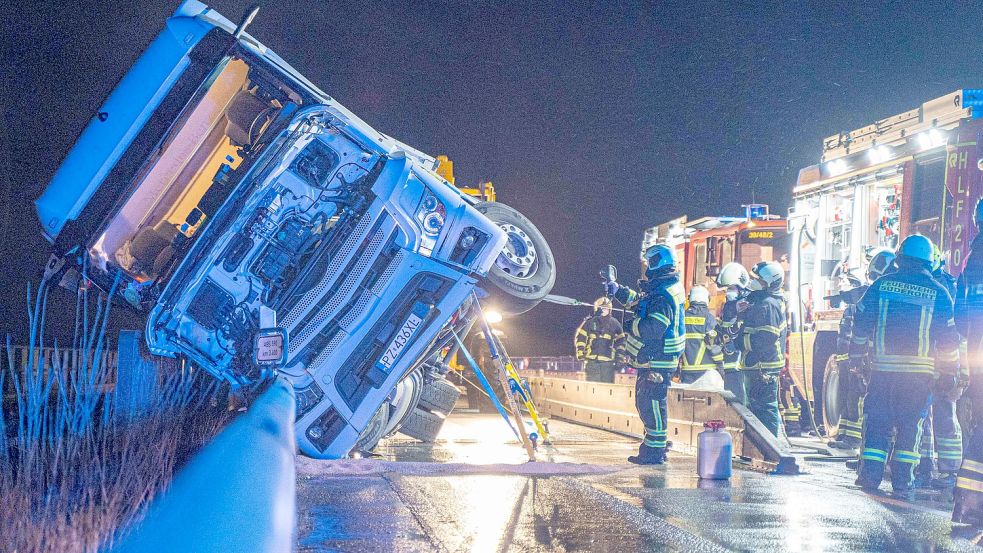 Auf der Fehmarnsundbrücke ist in der Nacht ein 40-Tonnen LKW umgekippt. Foto: Imago Images/Beautiful Sports