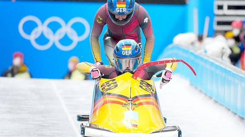 Zur Halbzeit führen Laura Nolte und Levi Deborah im olympischen Zweierbob-Wettbewerb der Frauen. Foto: Michael Kappeler/dpa
