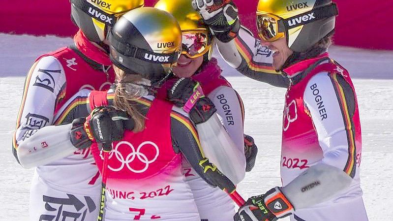 Das deutsche Team jubelt über die Silbermedaille. Foto: Michael Kappeler/dpa