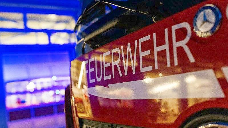 ARCHIV - Der Schriftzug „Feuerwehr“ ist auf einem Einsatzfahrzeug zu sehen. Foto: Philipp von Ditfurth/dpa