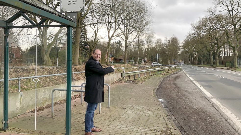 Bürgermeister Thomas Otto zeigt auf die problematische Stelle. Wer aus den Siedlungen östlich des Bollinger Kanals zur Bushaltestelle möchte, läuft direkt am Fahrbahnrand entlang. Foto: Kruse