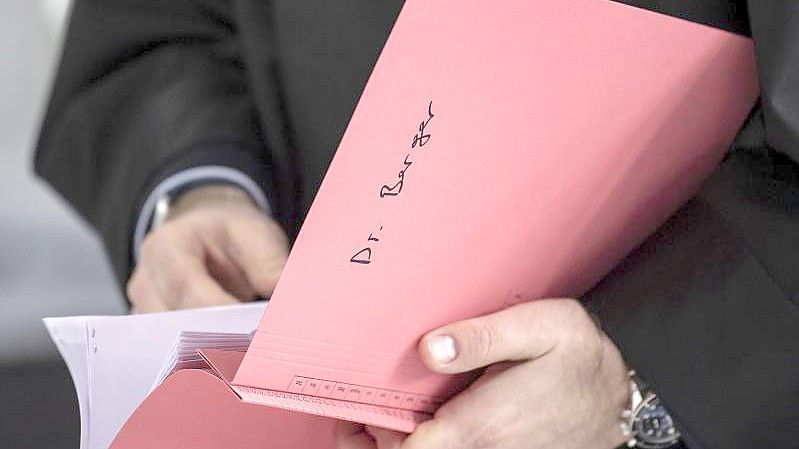 Aktenordner mit der Aufschrift „Dr. Berger“ bei einem Prozess um Cum-Ex-Aktiendeals (Archiv). Hanno Berger wird von der Schweiz ausgeliefert. Foto: Boris Roessler/dpa