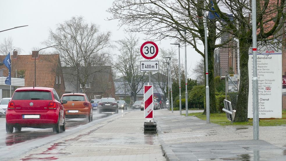 Langer Weg: Etwa 500 Meter wird die Ersatzhaltestelle am Grünen Hof insgesamt lang sein. Die Beleuchtung steht, Markierungen fehlen noch. Foto: Stix