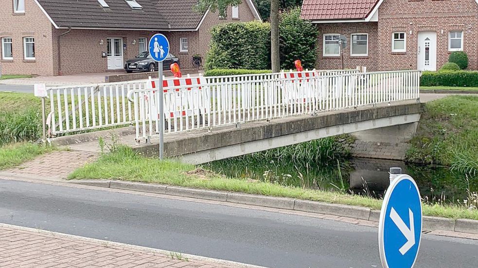 Diese Fußgängerbrücke an der 3. Südwieke soll durch eine fehntypische Brücke ersetzt werden. Foto: Archiv