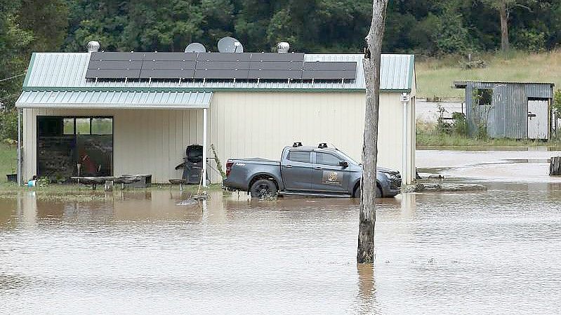 Überschwemmtes Grundstück in der Nähe des Belli Creek an der Sunshine Coast im Westen Australiens. Foto: Jono Searle/AAP/dpa