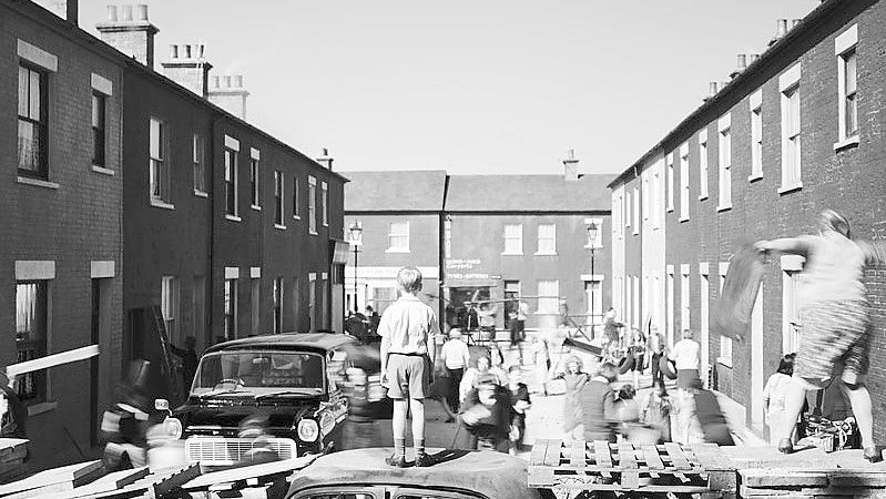 Branaghs „Belfast“: Der kleine Buddy (Jude Hill, M.) auf den neu errichteten Barrikaden zu Beginn der „Troubles“. Foto: Universal Pictures.