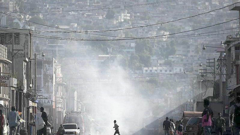 Ein Kind rennt über eine Straße in der Innenstadt von Port-au-Prince. (Archivbild). Foto: Matias Delacroix/AP/dpa