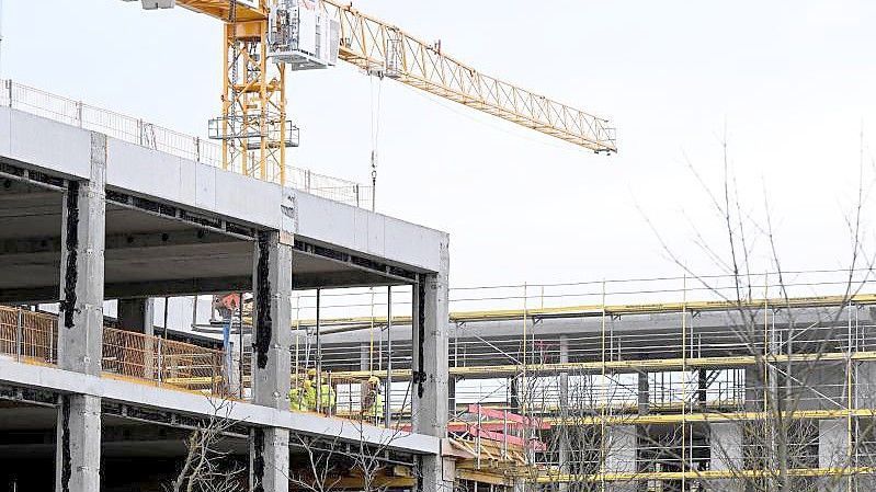 Ein Gebäudekomplex für Büros entsteht im Stuttgarter Stadtbezirk Degerloch. Foto: Bernd Weißbrod/dpa/Symbolbild