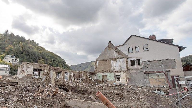 Ein zerstörter Gasthof am Ufer der Ahr in Dernau drei Monate nach der Flutkatastrophe vom Juli. Foto: Boris Roessler/dpa