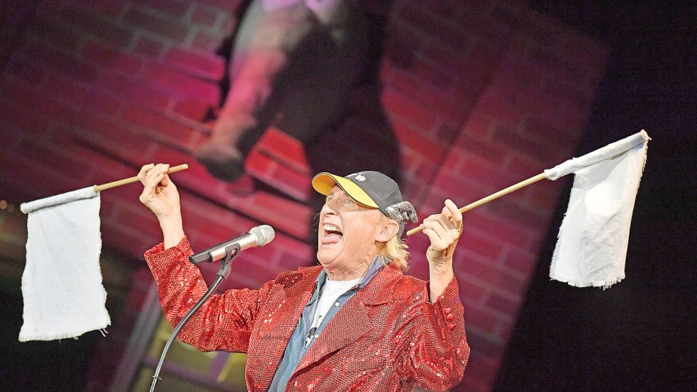 So würden ihn viele wieder gerne sehen: Otto Waalkes bei einem seiner jüngsten Auftritte in der Auricher Sparkassen-Arena. Foto: Ortgies/Archiv