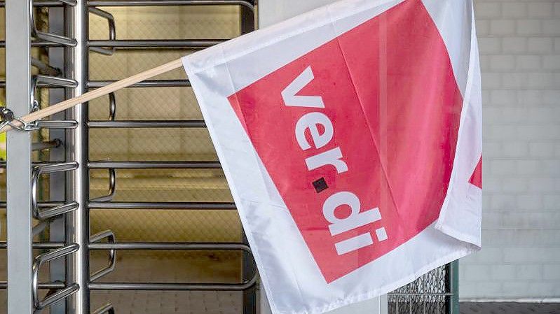 Eine Verdi-Fahne am Flughafen Frankfurt. Foto: Sebastian Christoph Gollnow/dpa